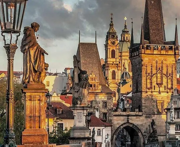 Romantic Near Charles Bridge פראג