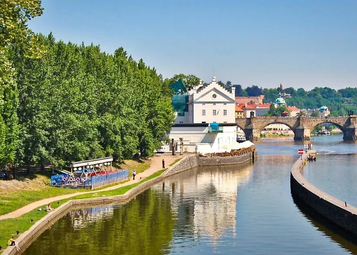Romantic Near Charles Bridge * פראג